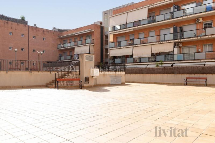 Piso en edison piso con piscina, parking y trastero en Terrassa