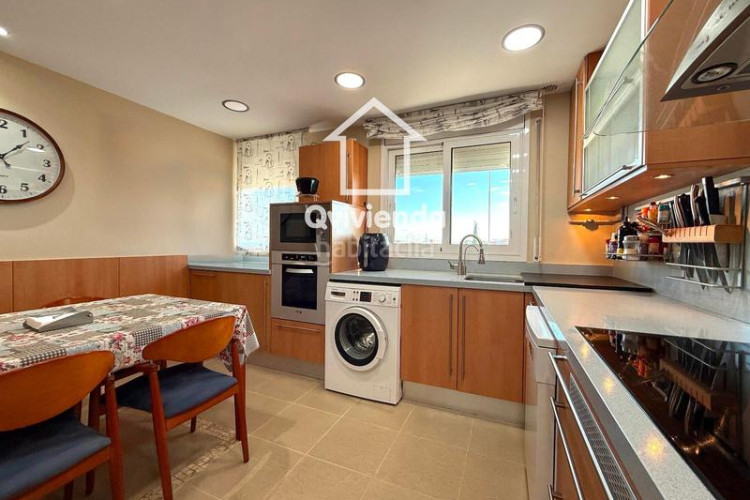 Ático  de 3 habitaciones con gran balcón en av glories catalanes, en Terrassa