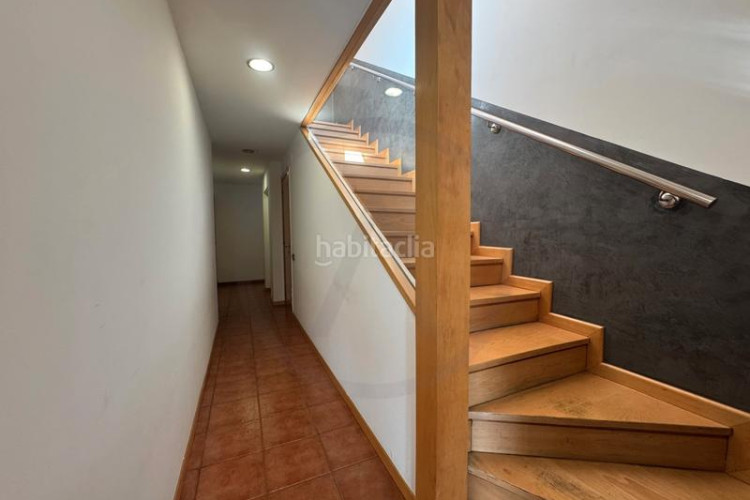 Casa adosada amplia casa adosada en La Maurina – 293 m², con garaje, ascensor y terrazas en Terrassa