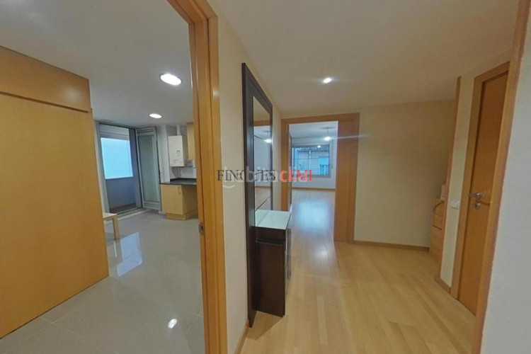 Piso dúplex con 4 habitaciones, 3 baños y parking en ubicación privilegiada en Terrassa