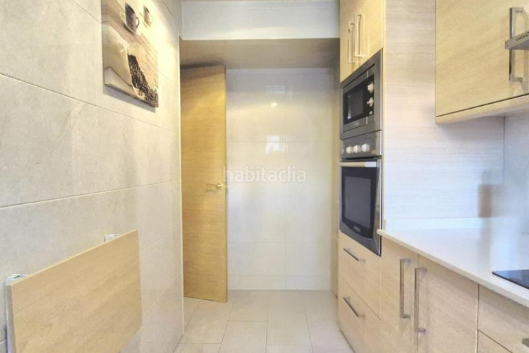 Piso cantoner de 115 m2 amb 4 hab i 2 banys al carrer faraday a 100 metres de la plaça del progres en Terrassa