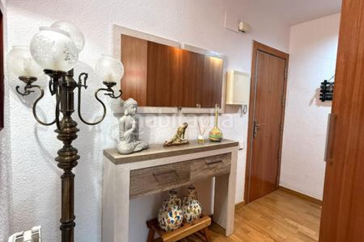 Piso zona de Ca n'Aurell. piso de 4habs. + 2lav. + balcón en angel sallent en Terrassa