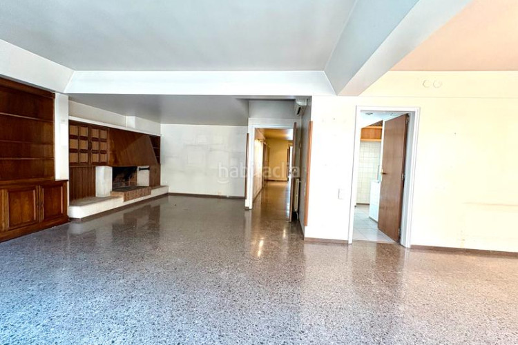 Piso  señorial único en pleno centro – 6 habitaciones, 3 baños, terraza de 200 m², parking incluido en Terrassa