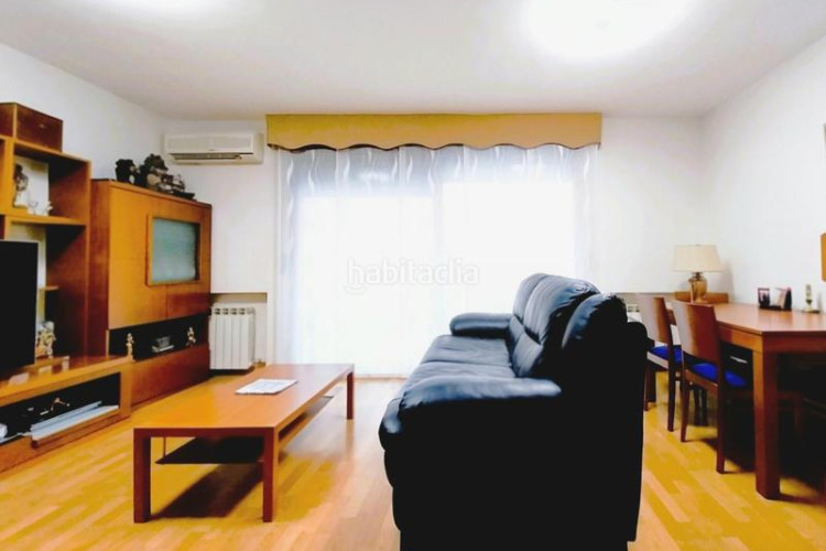 Casa magnifica casa unifamiliar de 230 m2 con garaje 3 coches, 3 grandes dormitorios, especatcular estudio 55 m2 y patio en Terrassa