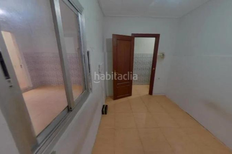 Piso (barcelona). "okupado" (no se puede visitar ni hipotecar). en Terrassa