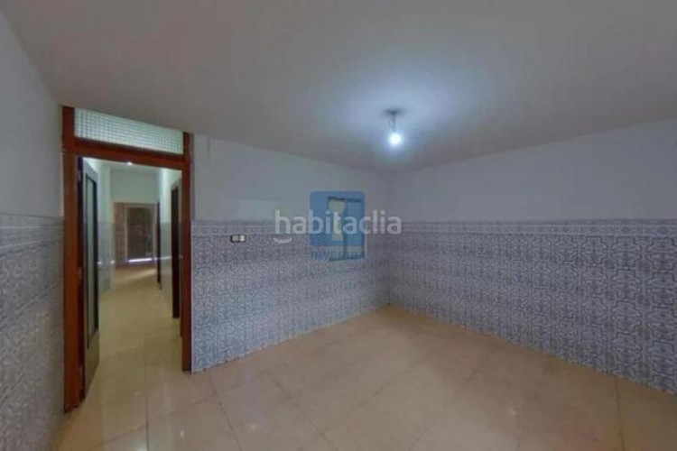 Piso inmueble ilegalmente okupado situado en la calle sant crispi 138, bajos 1, , barcelona en Terrassa