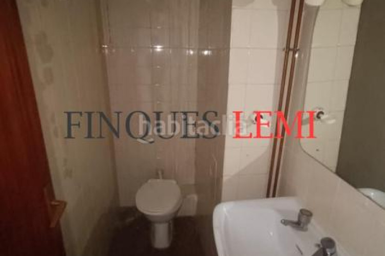 Piso  4 habitaciones junto a plaça lluís companys ascensor en Terrassa