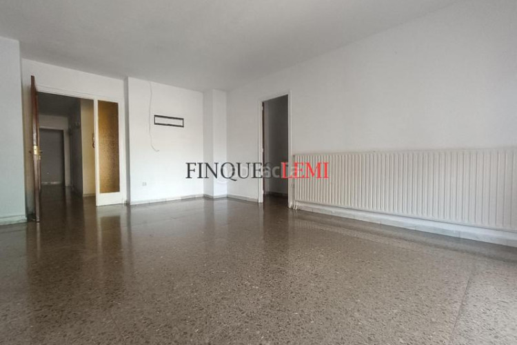 Piso  4 habitaciones junto a plaça lluís companys ascensor en Terrassa