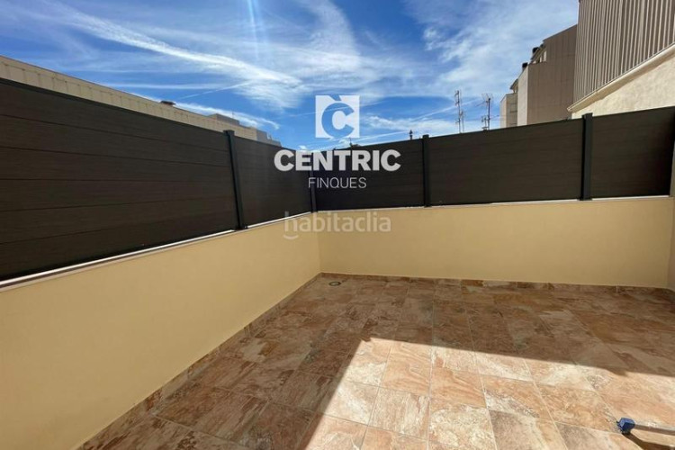 Dúplex  de obra nueva de 2 habitaciones buhardilla multifuncional y terraza en Terrassa