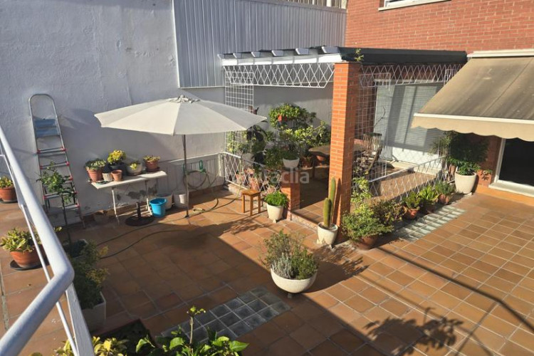 Chalet casa de 3 plantas con piscina y gran garajealmacén en Terrassa
