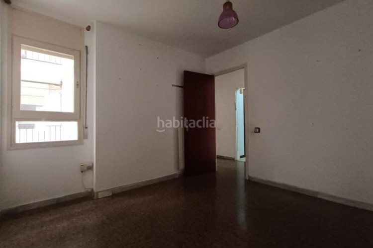 Piso amplio piso de 4 habitaciones, junto a plaza lluis companys. en Terrassa