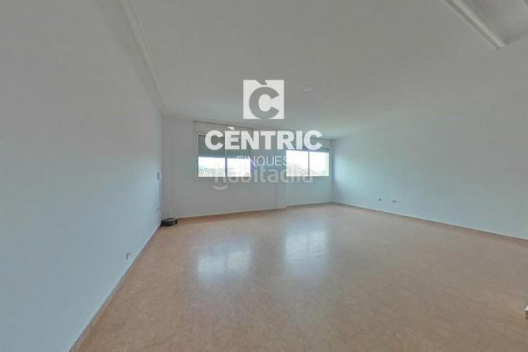 Piso amplio piso reformado con 4 habitaciones y ascensor ideal para familias o inversores! en Terrassa