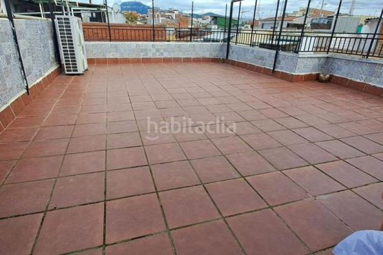 Ático atico totalmente reformado. 2 hab. dobles. 2 terrazas. amplio estudio. en Terrassa