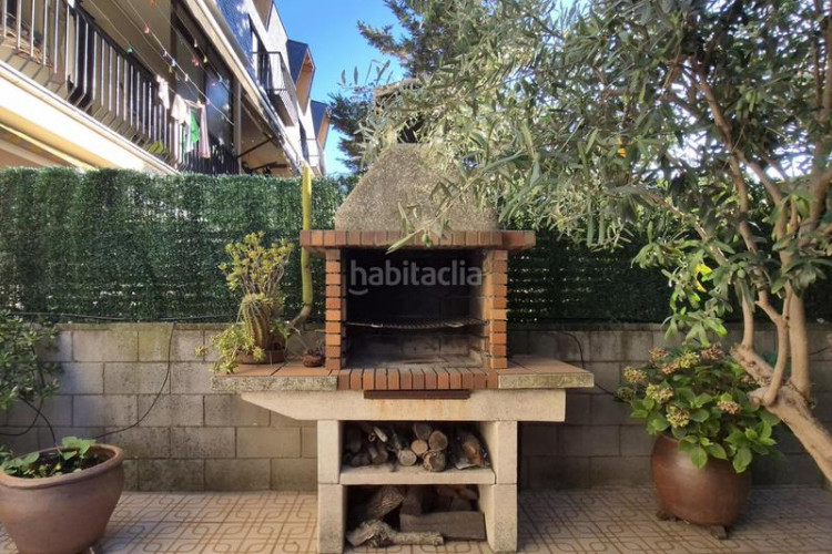 Casa magnifica casa unifamiliar de 230 m2 con 3 hab dobles y gran estudio 55 m2 en Terrassa