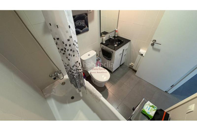 Piso  en venta con balcón a pie de comedor, parking y trastero, listo para entrar a vivir! en Terrassa