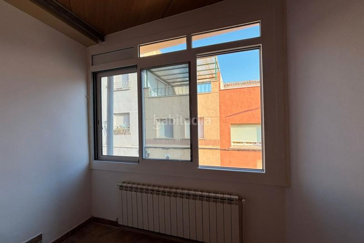 Casa adosada unifamiliar adosada, 4 habitaciones, gran garaje y terraza en Terrassa