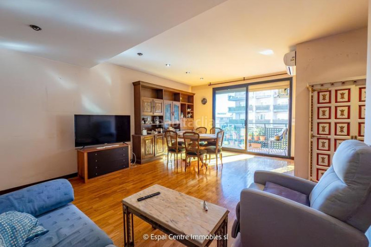 Piso vive en sant pere piso de 88 m con 3 habitaciones, 2 baños y salón luminoso. ubicación ideal cerca de todo en Terrassa