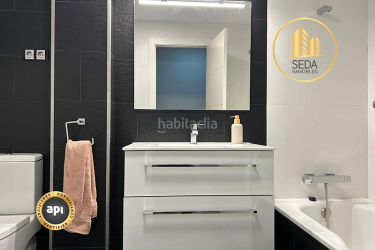 Piso amplio piso familiar con suite, balcones y parking en zona residencial tranquila en Terrassa