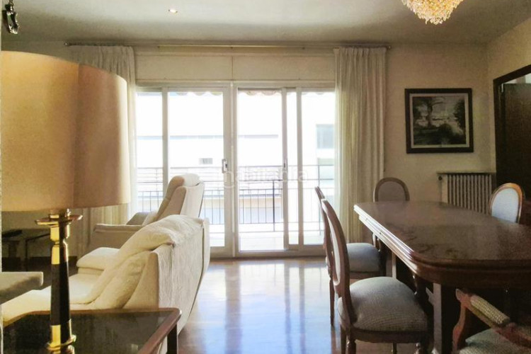 Piso de 137 m2 amb 4 hab i balco 10 m2 oest al carrer ireneu a 50 metres rambla en Terrassa