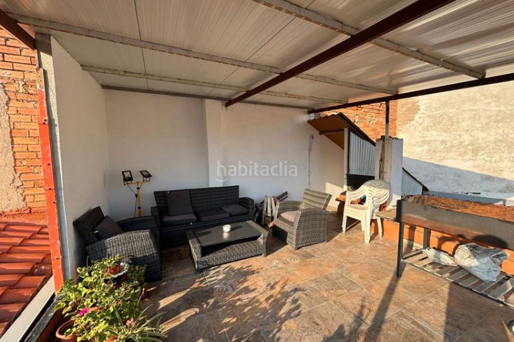 Casa adosada unifamiliar adosada, 4 habitaciones, gran garaje y terraza en Terrassa