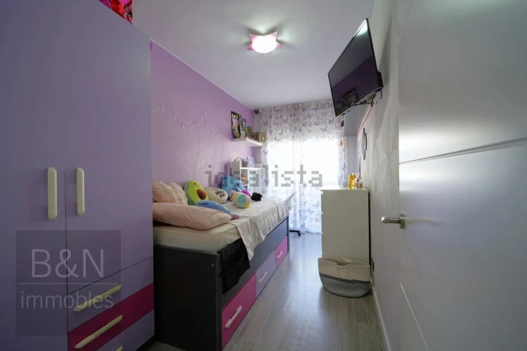 Una vivienda reformada con encanto, dos balcones y plaza de parking