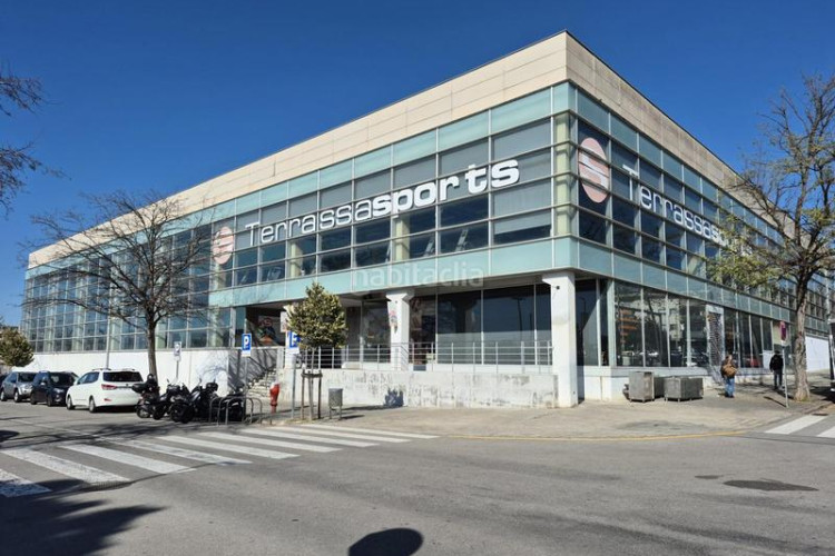 Estudio estudi seminou orientat a sud al costat del complex olímpic en Terrassa