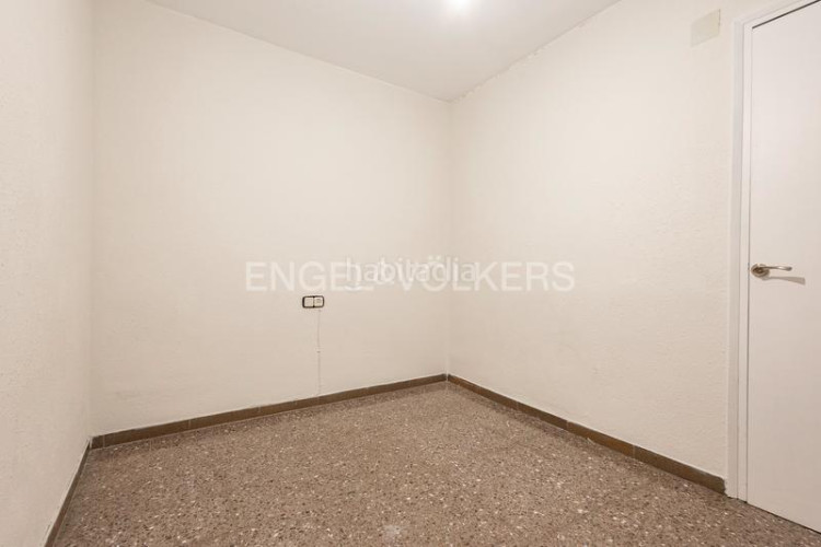 Apartamento oportunidad única! piso amplio de 99m construidos con 4 dormitorios y balcón en Terrassa