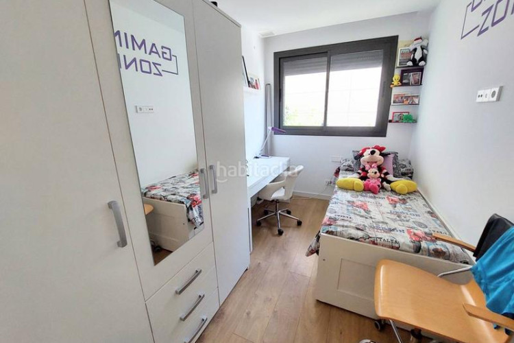 Piso  seminuevo junto a rambla, 3 habitaciones y pk opcional.. muy actual en Terrassa