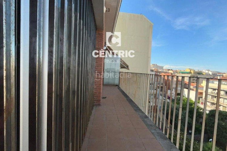 Dúplex piso de tres habitaciones situado en el barrio de escoles. en Terrassa