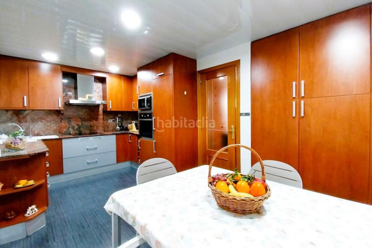 Casa adosada unifamiliar adosada, 4 habitaciones, gran patio en Terrassa