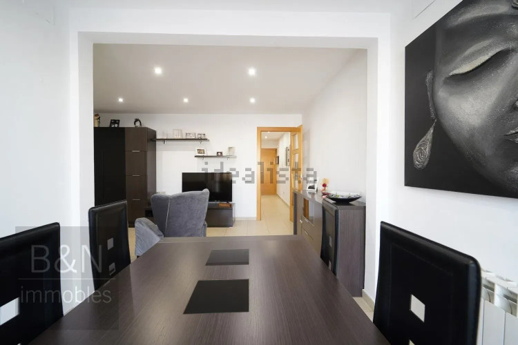 Un hogar reformado, con doble salida exterior y solo un vecino.