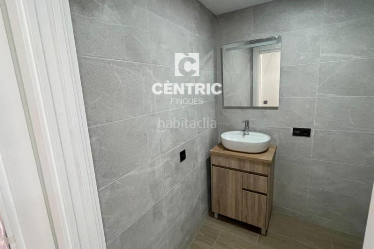Dúplex  de obra nueva de 2 habitaciones buhardilla multifuncional y terraza en Terrassa