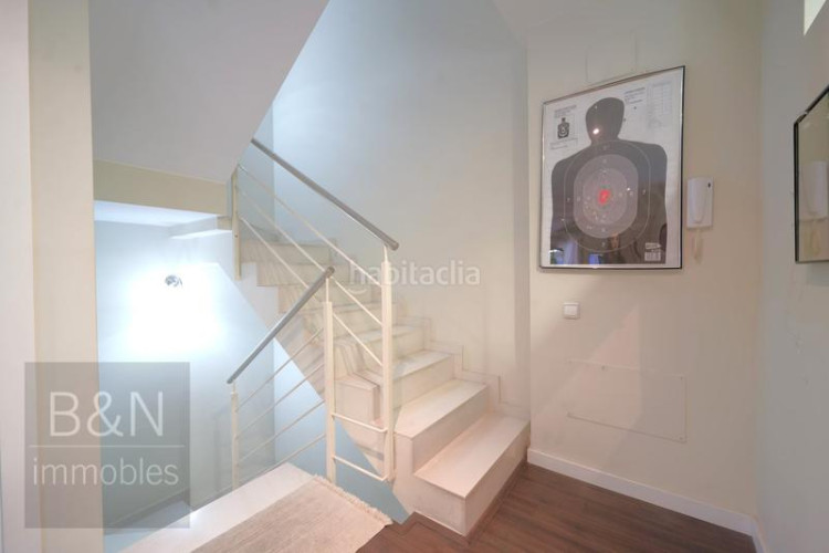 Casa  cantonera toda exterior, reformada en un estilo moderno y abierto, con una amplia terraza y gran garaje ! en Terrassa