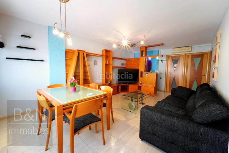 Piso una vivienda reformada, llena de luz natural, de estilo moderno y equipada con muebles hechos a medida! en Terrassa