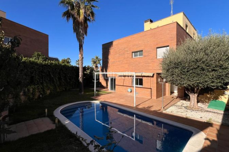 Chalet casa con piscina y vistas en zona residencial en Terrassa