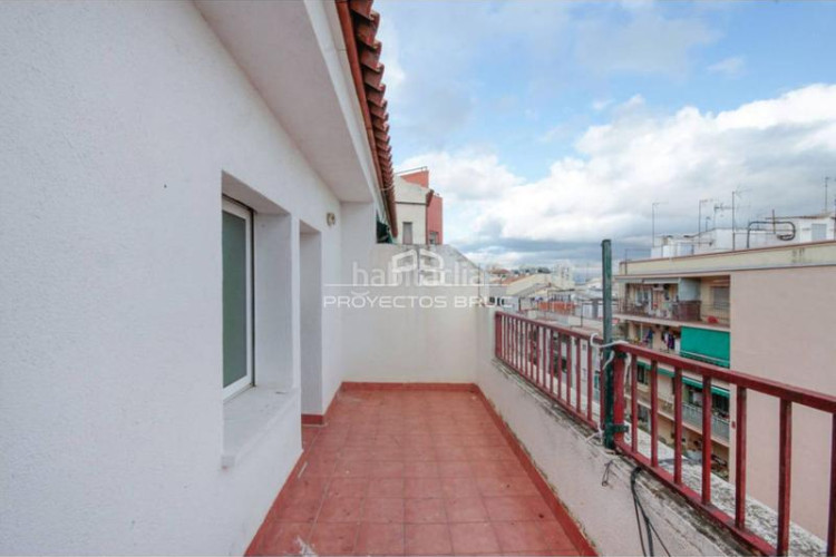Piso ático con terraza con 5 habitaciones en can palet infórmese en Terrassa