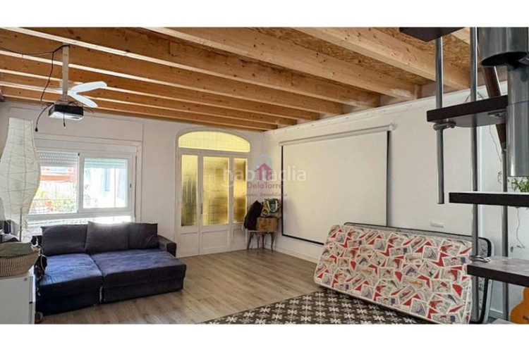 Casa pareada casa en en venta ca naurell de 210m construidos con salida a patio, dos terrazas y garaje. en Terrassa