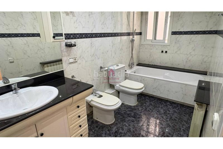 Ático  en venta tocando avda. jaume 1 de 105m construidos con salida a terraza de 18m a pie de comedor. en Terrassa