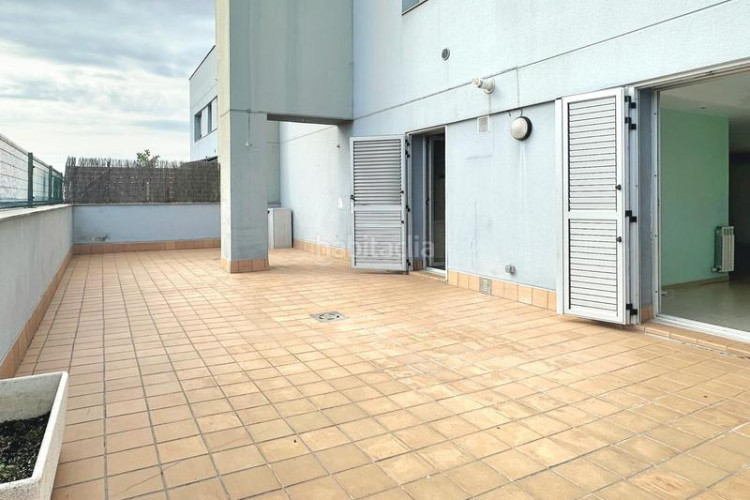 Ático atico 102 m2 con terraza de 53 m2 a pie de comedor incluye parquing y tratero en avenida madrid tocando estacio est en Terrassa