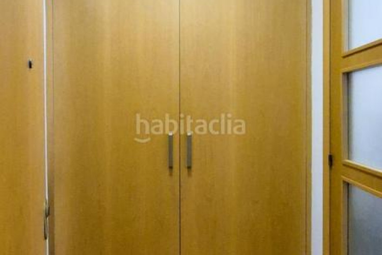 Estudio estudi seminou orientat a sud tocant el complex olímpic i la plaça de can roca en Terrassa