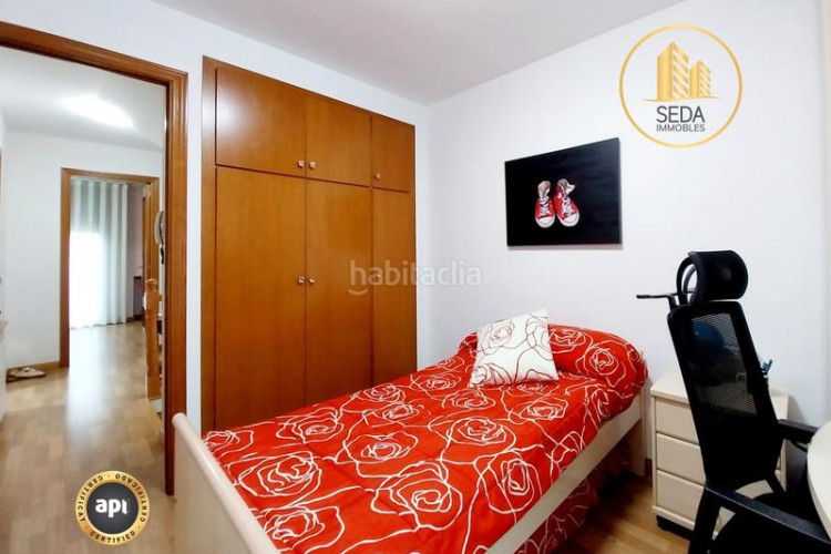 Casa impecable casa unifamiliar renovada con 4 plantas, garaje triple y estudio con chimenea en la gripia en Terrassa