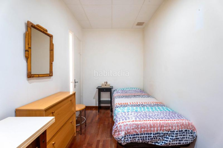 Casa adosada zona centro. casa adosada de 4habs. + 2lav. `terraza + garaje en Terrassa
