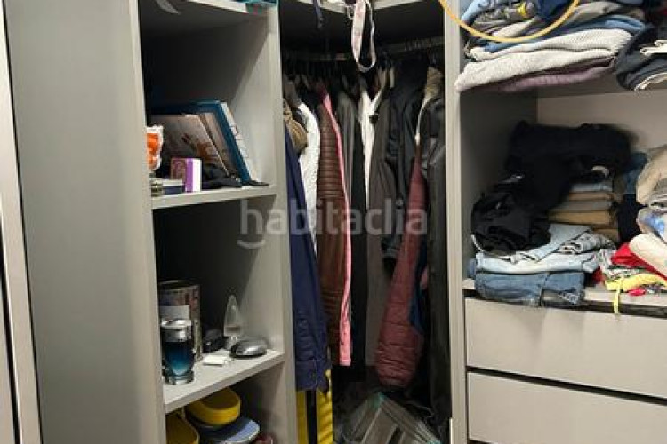 Piso amplio piso familiar con suite, balcones y parking en zona residencial tranquila en Terrassa