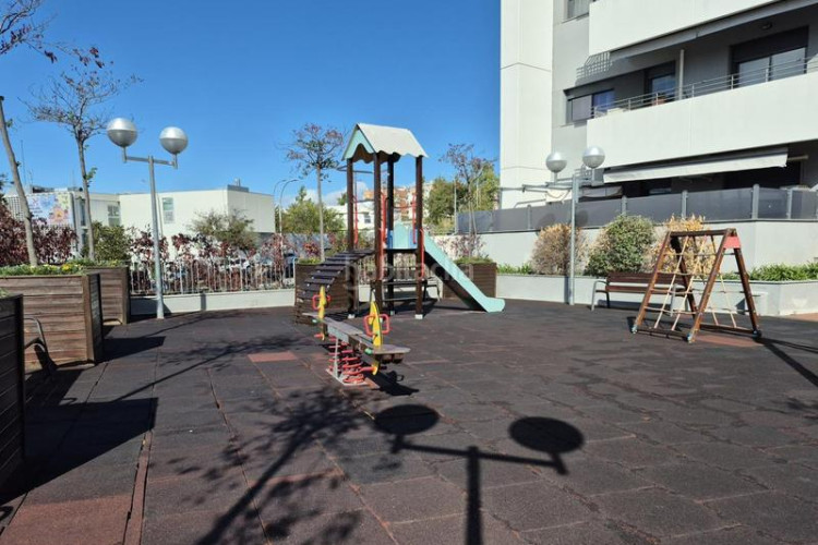 Piso edifici residencial blau cel de 3 hab con terraza 12 m2 sur 2 piscinas, gimnasio, conserjeria y mas en Terrassa