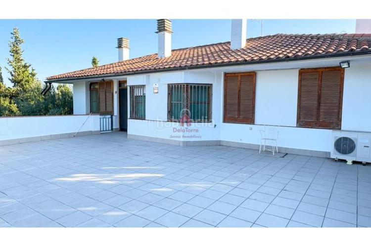 Casa  de 200m construidos en venta a 4 vientos en la urbanización font de lespardenya, en Terrassa