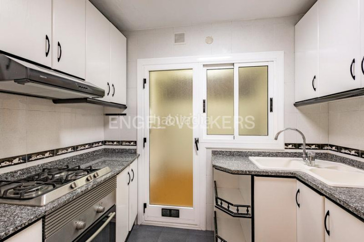 Apartamento oportunidad única! piso amplio de 99m construidos con 4 dormitorios y balcón en Terrassa