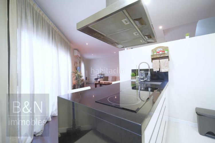 Casa  cantonera toda exterior, reformada en un estilo moderno y abierto, con una amplia terraza y gran garaje ! en Terrassa