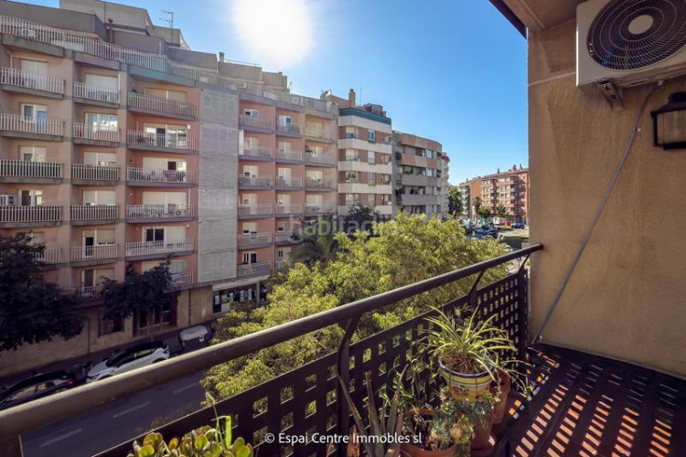 Piso vive en sant pere piso de 88 m con 3 habitaciones, 2 baños y salón luminoso. ubicación ideal cerca de todo en Terrassa