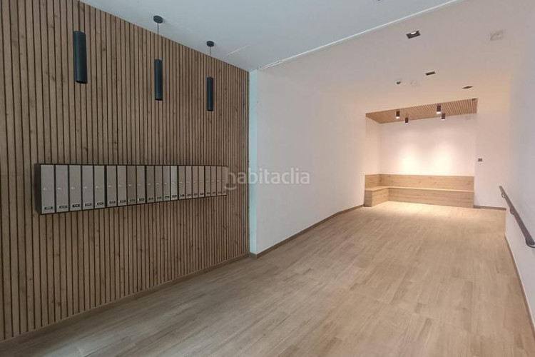 Piso  de 4 hab. con balcón exterior. muy amplio en Terrassa