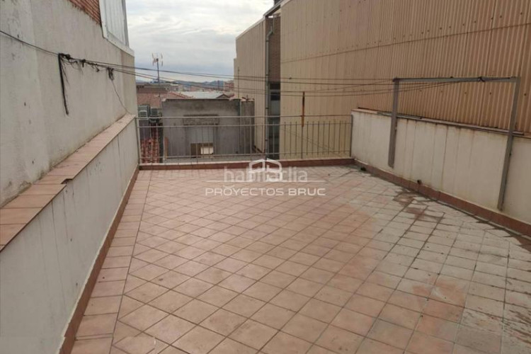 Dúplex  con amplia terraza, parking en venta infórmese en Terrassa